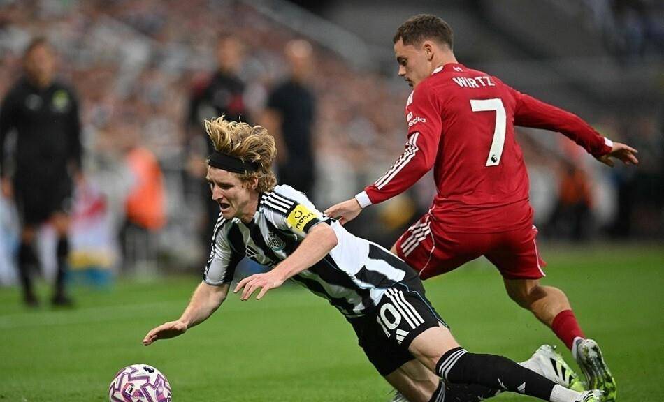 利物浦头疼？1.36亿标王踢不了英超！两场9数据挂零，球迷炸锅：英超不是德甲